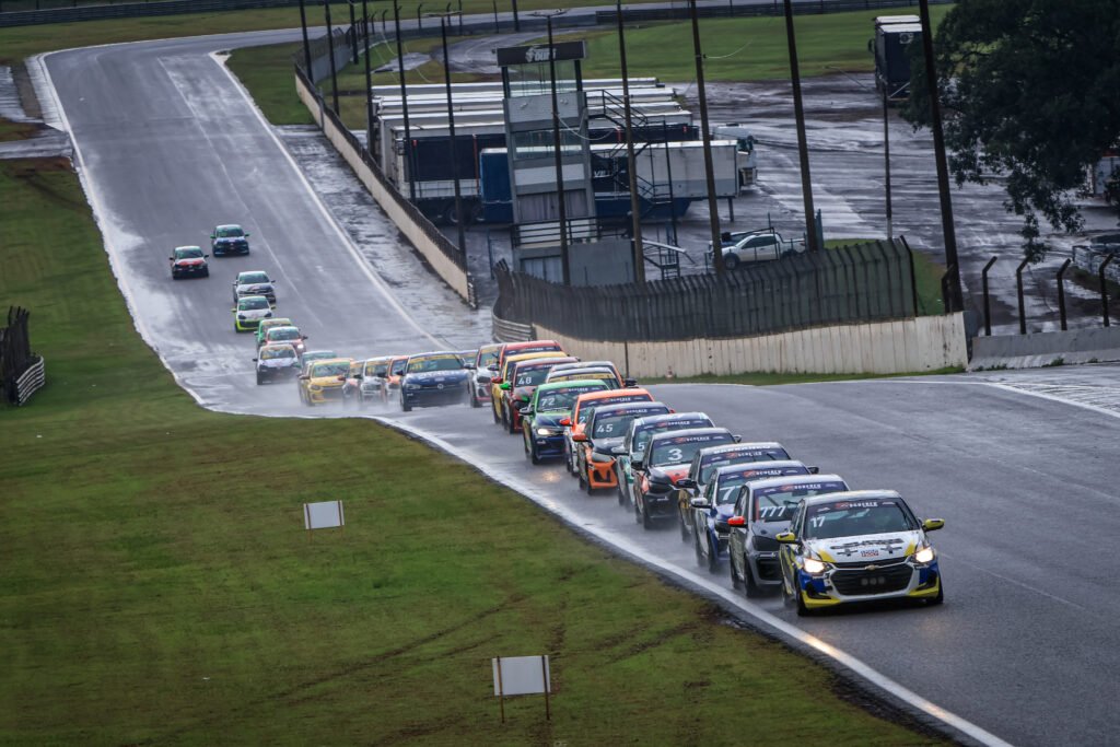 Henrique Basso vence corrida 1 sob chuva após duelo até a última curva em Cascavel
