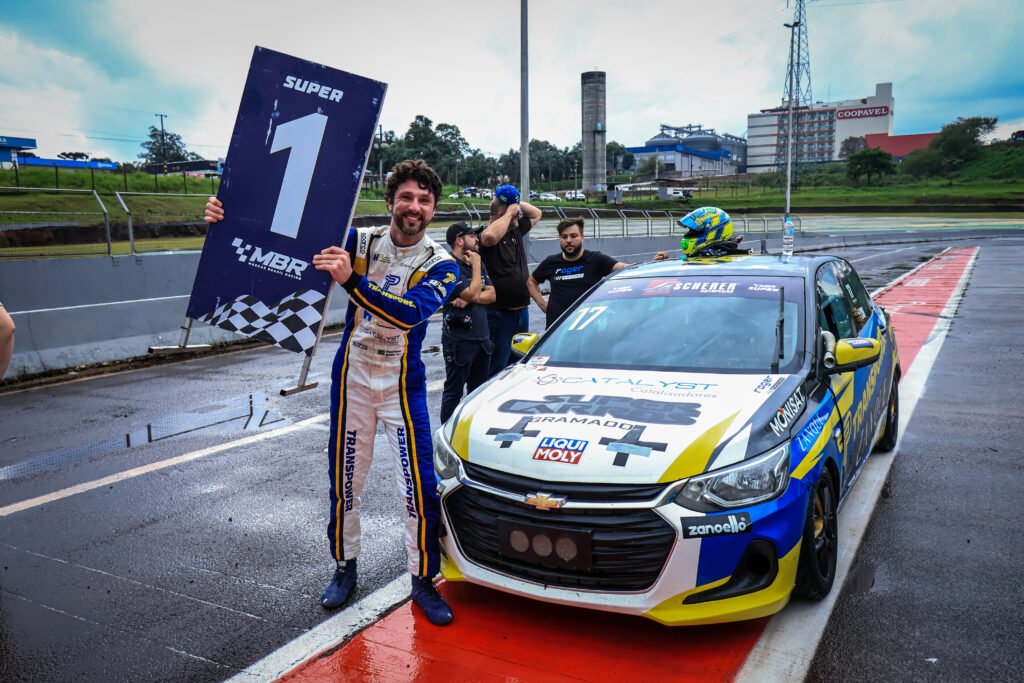 Henrique Basso vence corrida 1 sob chuva após duelo até a última curva em Cascavel